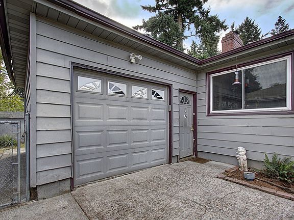 4th image of 515 SE 102nd Ave