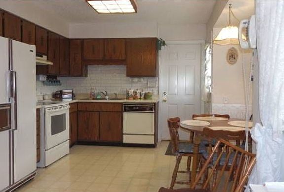 D/R Into Kitchen