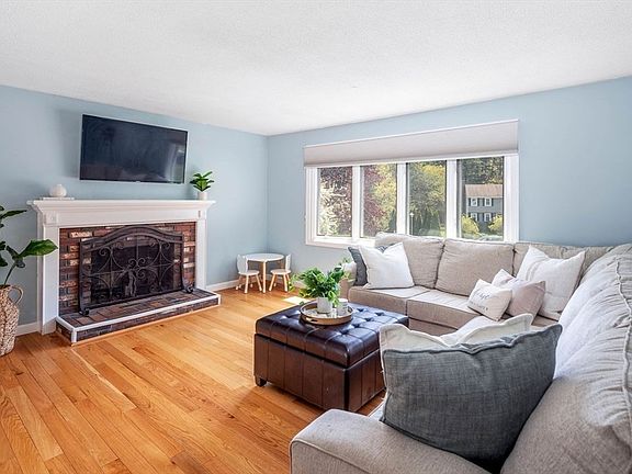 2nd image of 22 Ashberry St