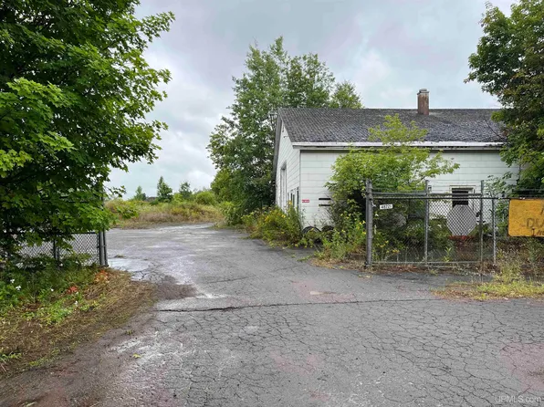 48721 6th St, Dollar Bay, MI 49922