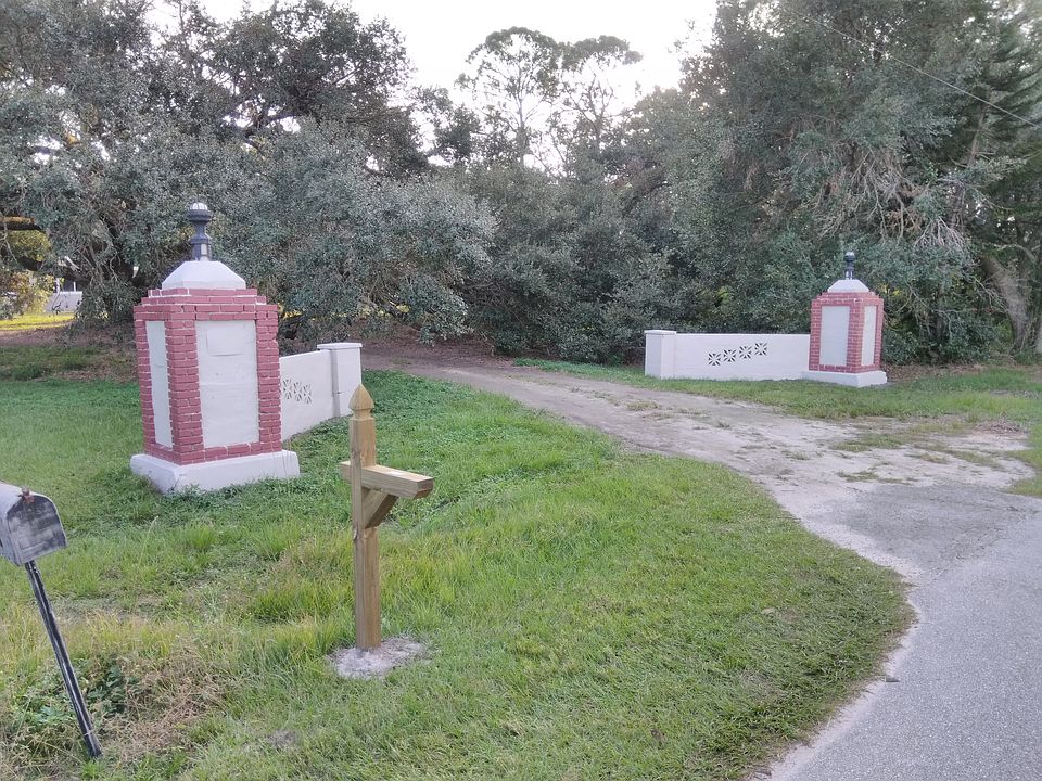 Entrance drive under BigOak 
