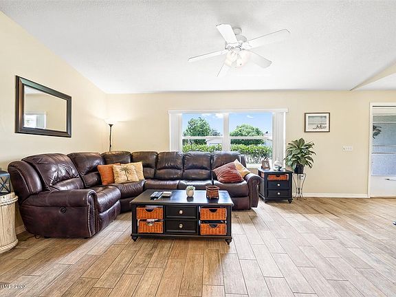 3rd image of 233 Cinnamon Lake Cir