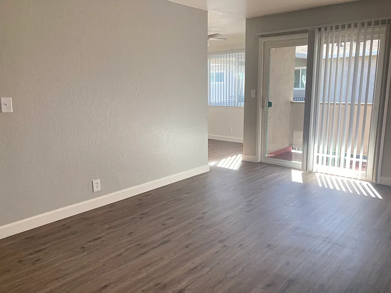 Del Prado Apts — Photo 15