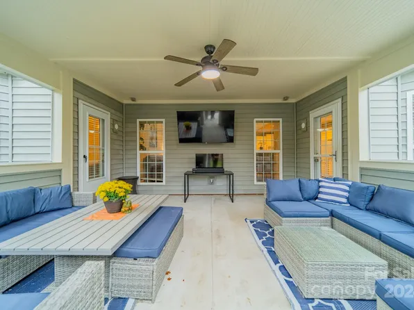 10126 Loch Lomond Dr, Charlotte, NC 28278