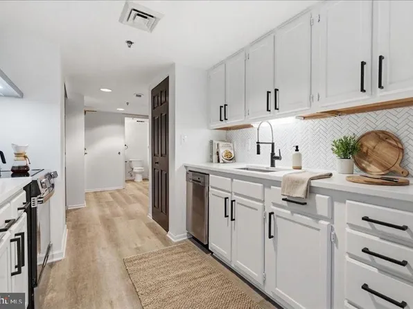 900 N Taylor St APT 631, Arlington, VA 22203