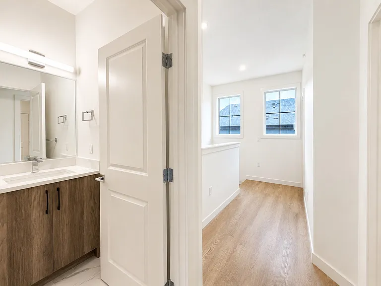227 26th Ave NE #201 — Photo 9