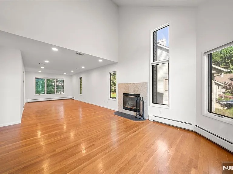 408 Dogwood Ct — Photo 6