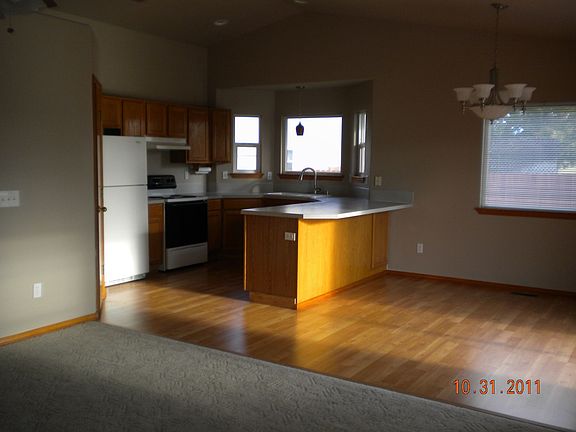 Kitchen w/ walk in Pantry