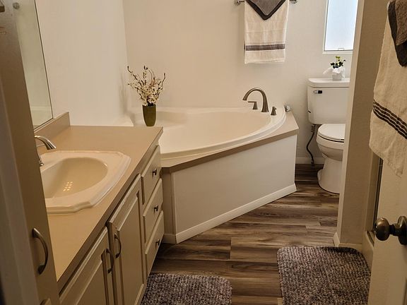 Master Bath/Garden Tub