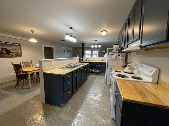 3rd image of 29855 E Court St