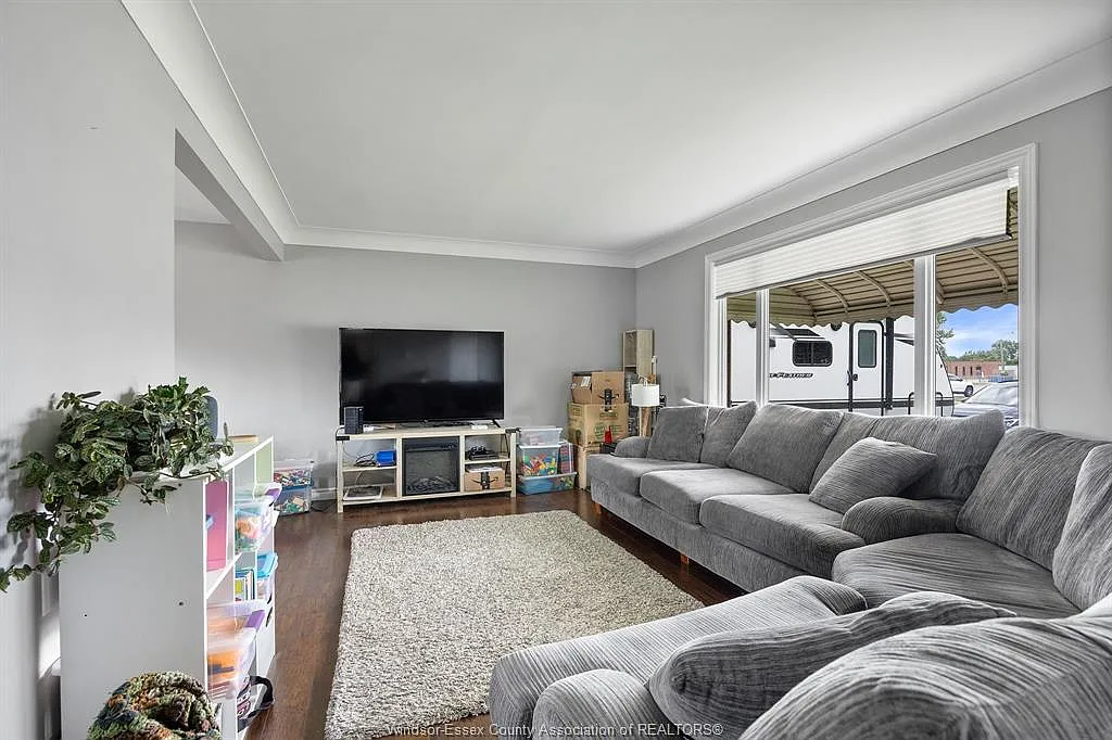 3 bed, 1.5 bath, $2,500 — Photo 3
