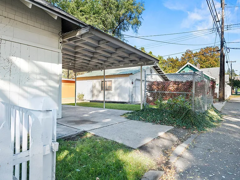 206 W Waverly Pl — Photo 41