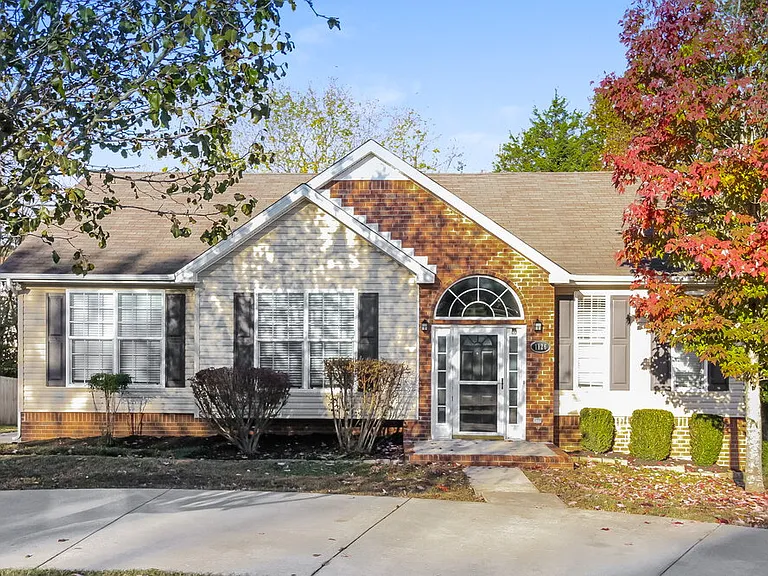 1126 Poplar Hollow Rd — Photo 1