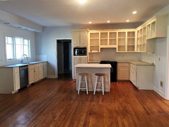 4th image of 208 Post Oak Ln