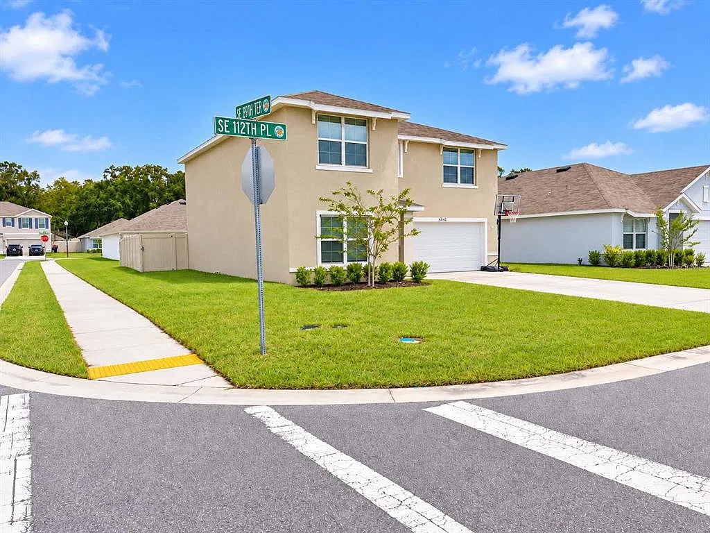 4 bed, 3.0 bath, 2371 sqft, $2,450 — Photo 1