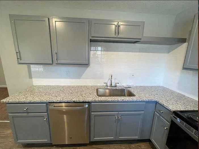 Chelsea Apartments — Photo 12