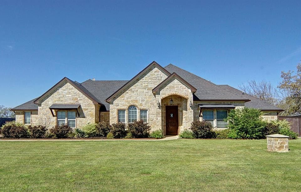 1st image of 118 Oakwood Creek Ln