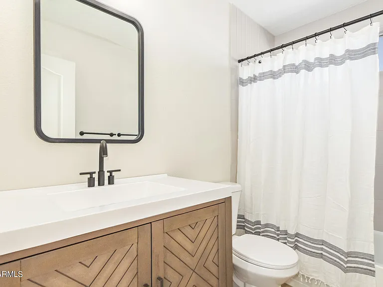 1018 W Kings Ave — Photo 30