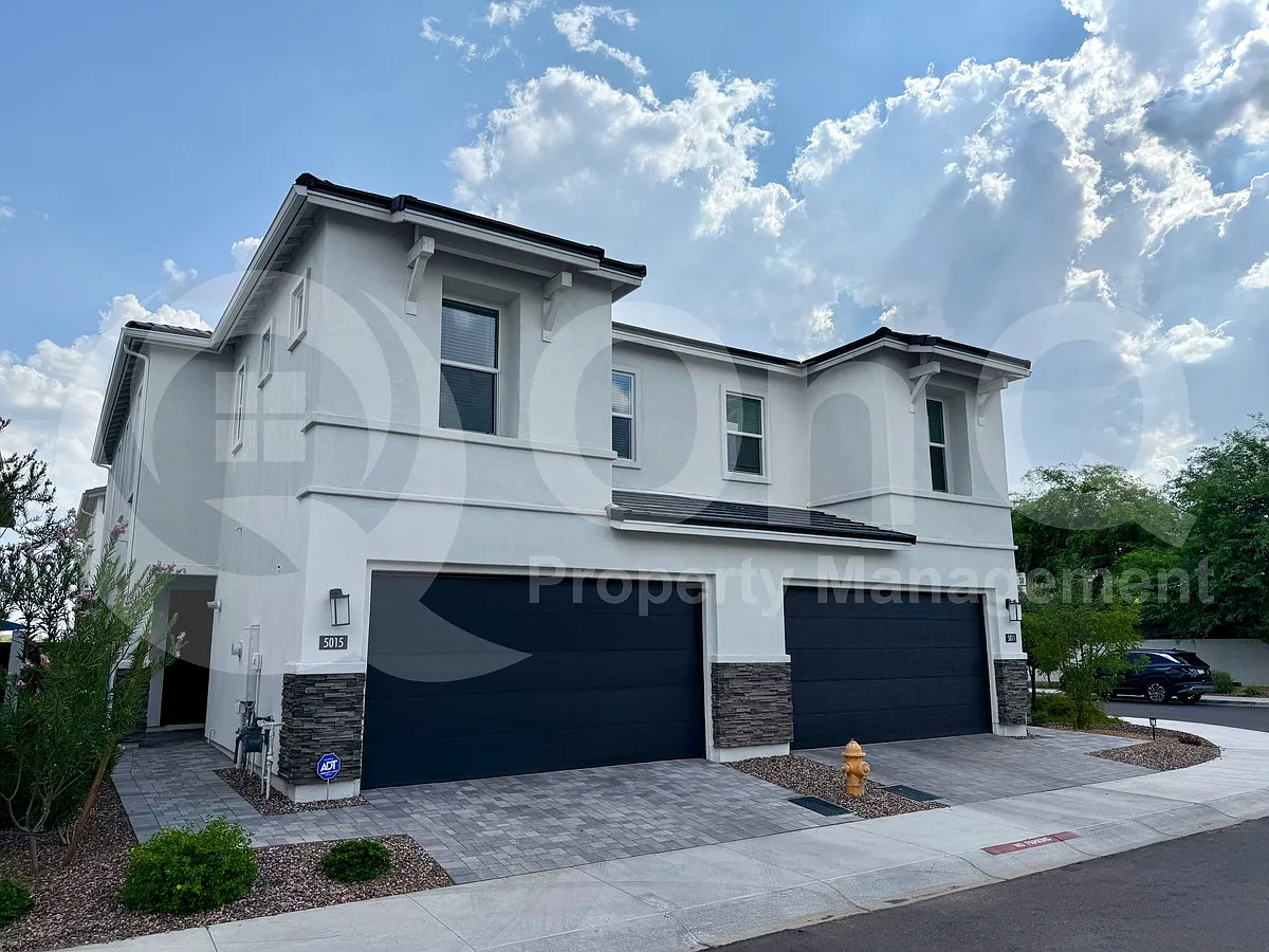3 bed, 2.5 bath, 1958 sqft, $3,250 — Photo 2
