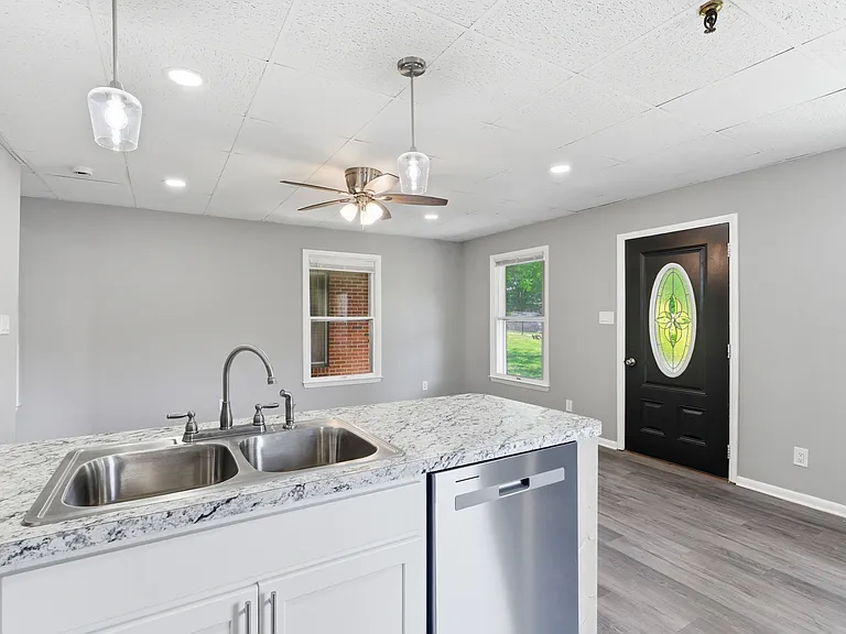 1725 Henry Ave #101 — Photo 7
