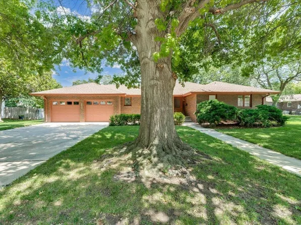2402 Kipling Pl, Hutchinson, KS 67502