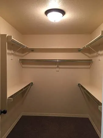 Walk-in-closet