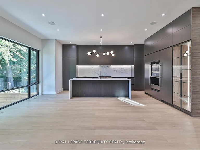 741 Woburn Ave — Photo 8