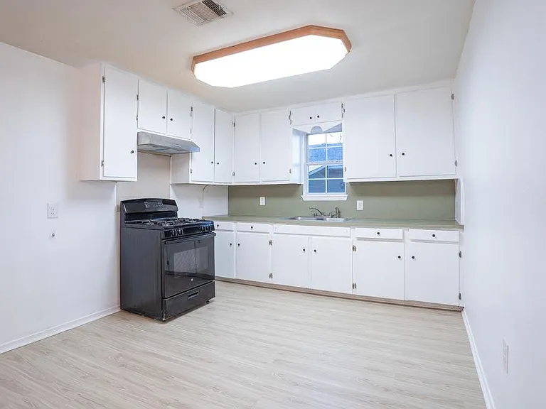 207 Harris St — Photo 11