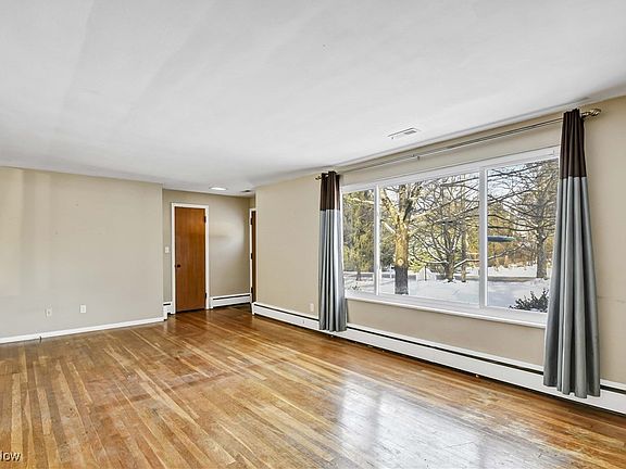 3rd image of 6754 Oakes Rd