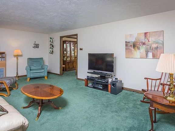 Large living room! Great for entertaining!