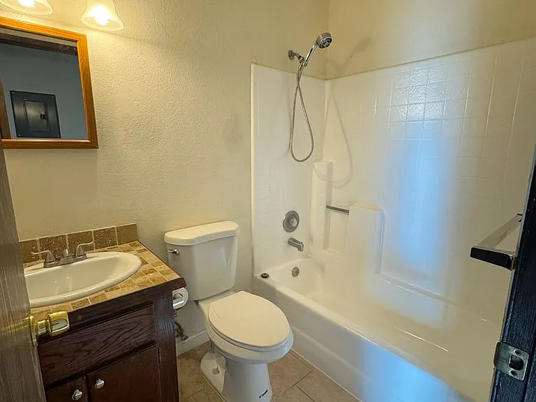 450 Laurel St — Photo 4
