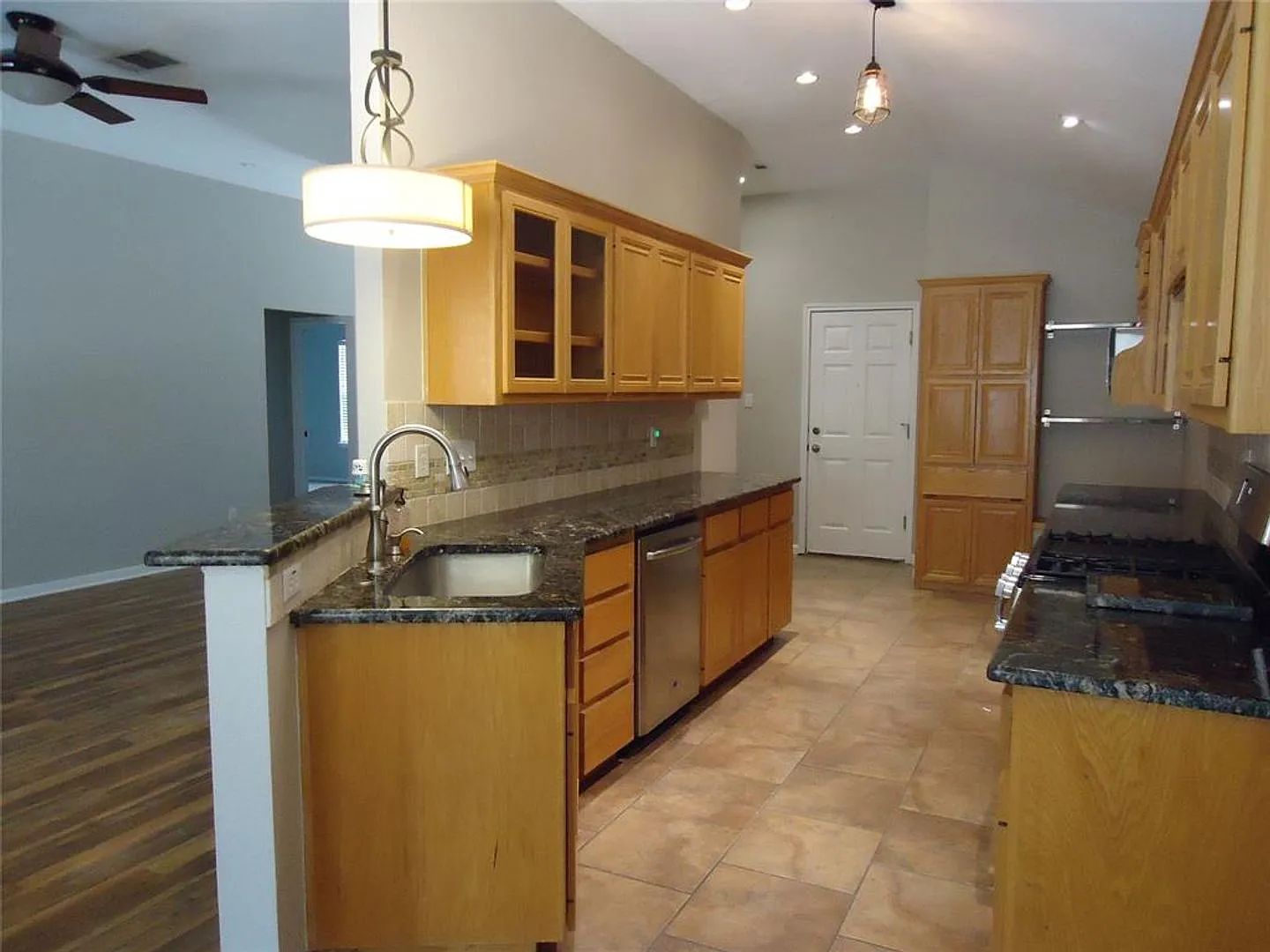 Beautiful One-story home with an Open floor plan — Photo 3
