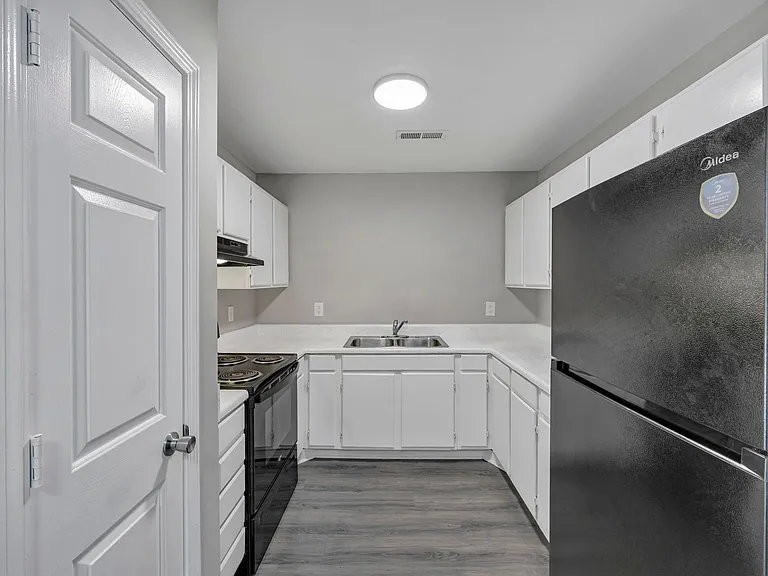 Rose Hill Garden Apartments — Photo 7