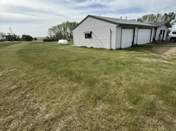 4000 139th St NE, Surrey, ND 58785