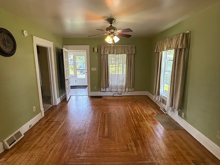 209 W Holcomb St — Photo 4