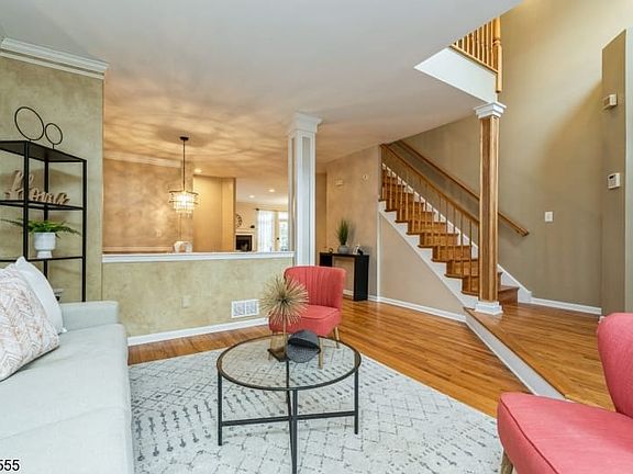 3rd image of 27 Rolling Views Dr