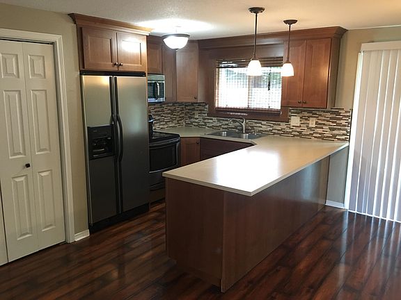 kitchen - newer cabs/apps