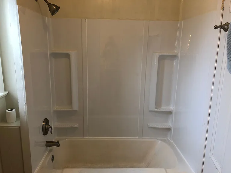 Shower/bathtup