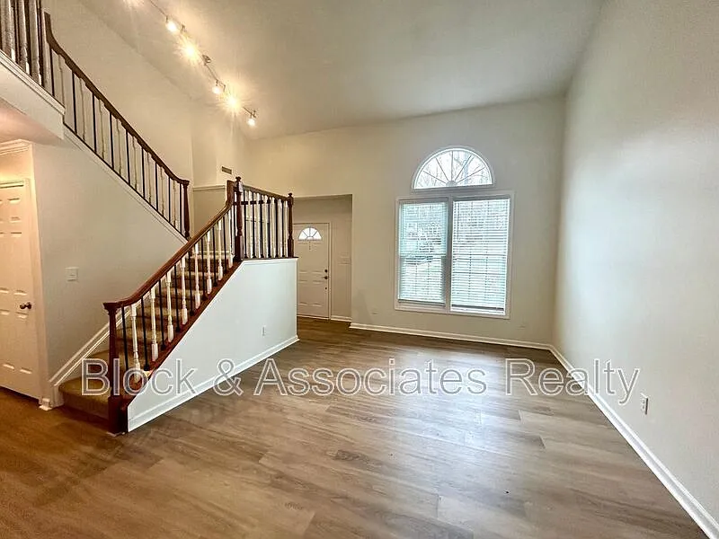 3 bed, 2.5 bath, 2200 sqft, $2,295 — Photo 4