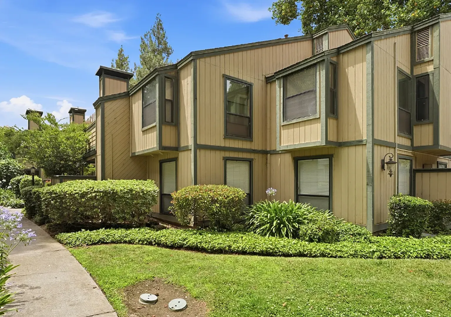 Beautifully updated 956 sq. ft. condo In HOA, featuring 2 bedrooms and 1 bathroom — Photo 2