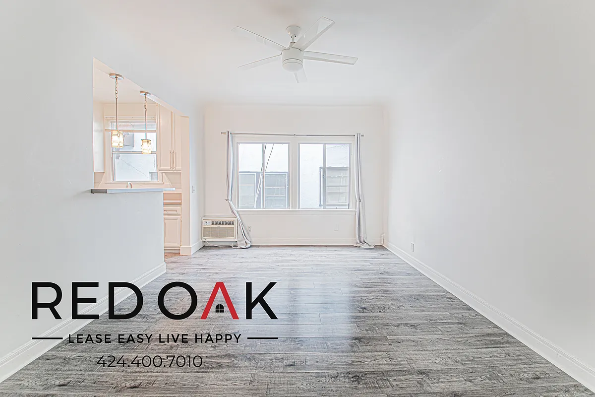Building Photo - 121 N Kenmore Ave #205