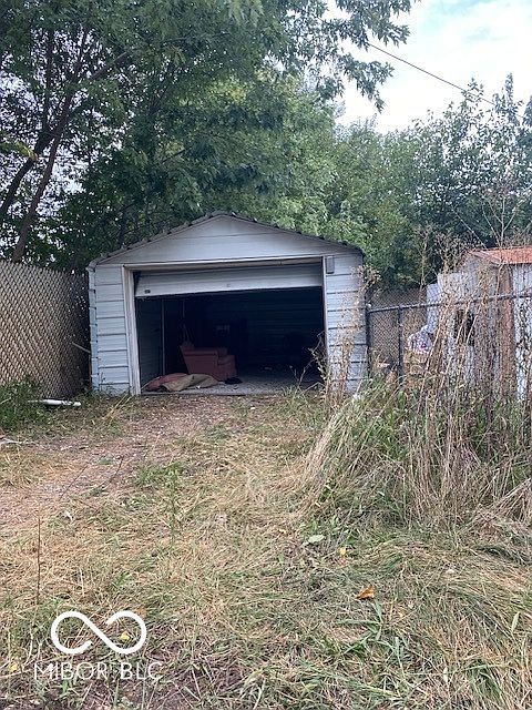 2nd image of 2218 Howard St