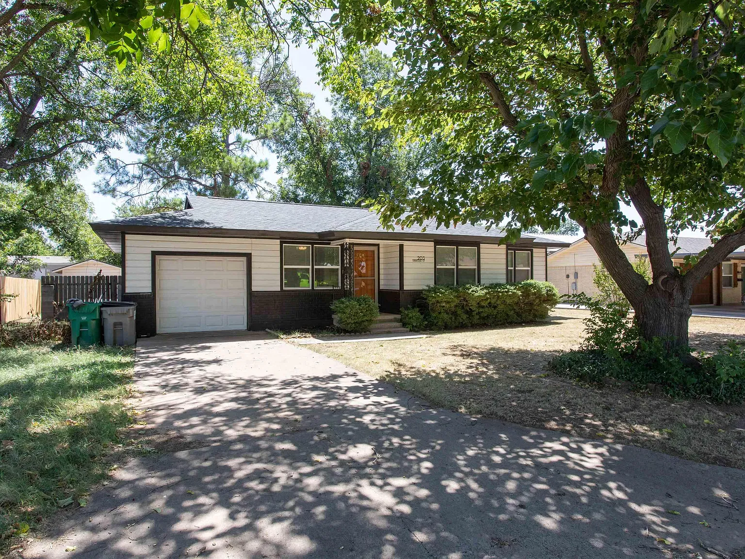 3 bed, 1.0 bath, 1131 sqft, $1,475 — Photo 3
