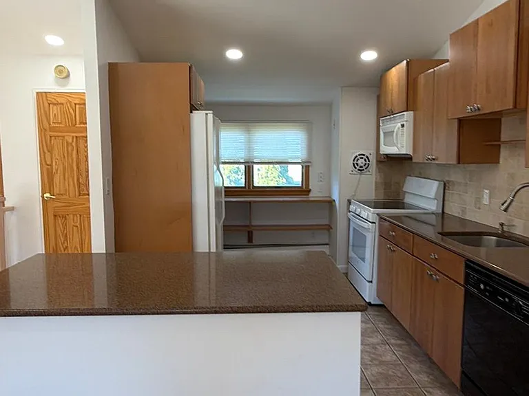 124 Auborn Ave — Photo 6