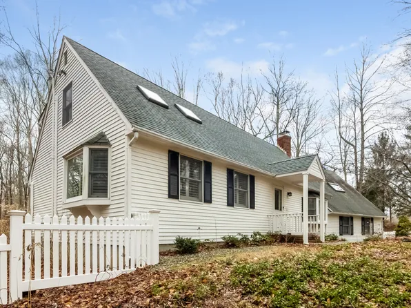 35 Bartlett Dr, Madison, CT 06443