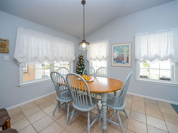 4th image of 407 E Atlantic Ave #2