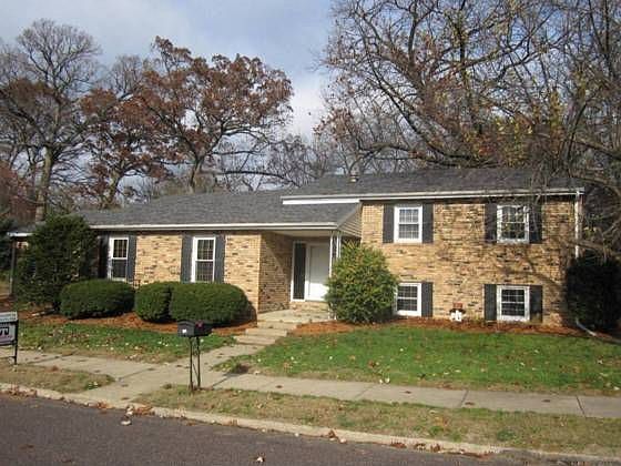 1st image of 1825 Oakwood Dr