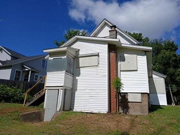 4th image of 377 Main St