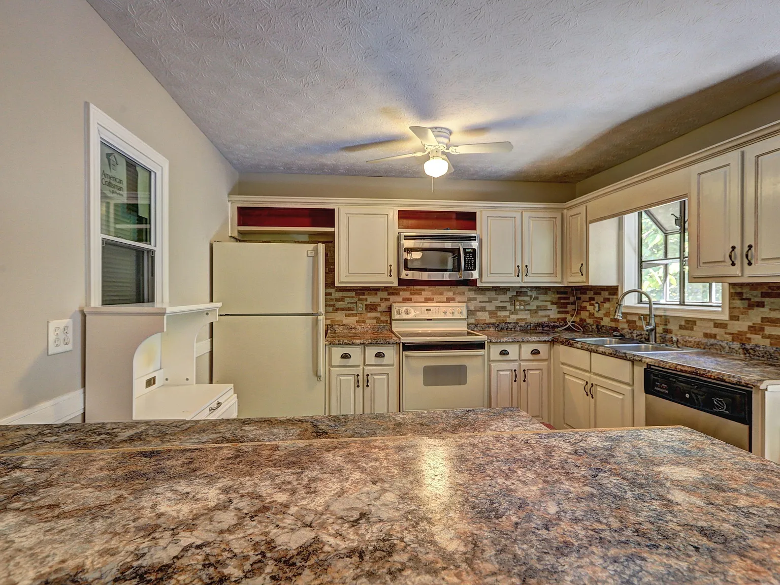 4 bed, 3.0 bath, 1716 sqft, $828 — Photo 4