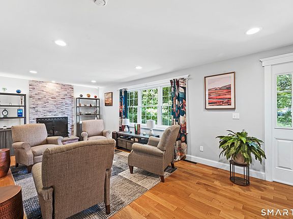 4th image of 18 Wapping Wood Road